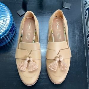 Toms size 6 tan tassel loafer NWOB leather